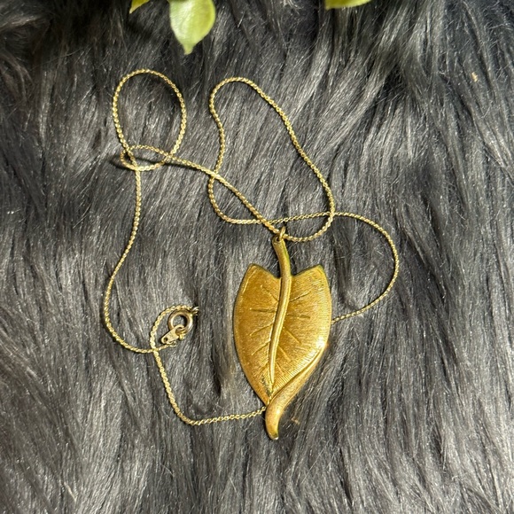 Gold Leaf Pendant Necklace (n3) - Picture 4 of 6